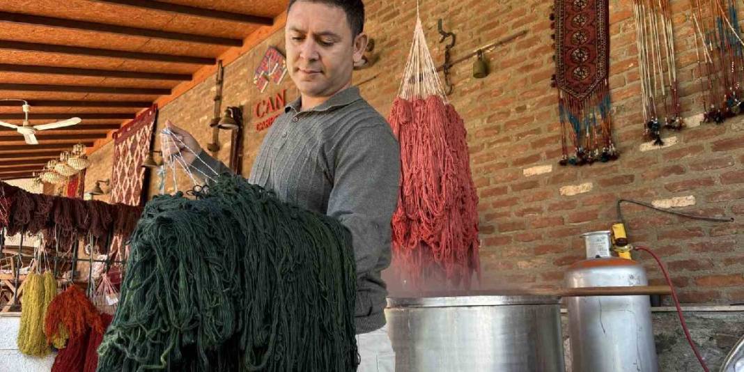 İzmir’de ilmek ilmek dokunuyor! Sadece Türkiye’nin değil Avrupa’nın saraylarını da süslüyor 2